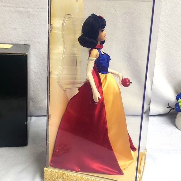 Disney Store Exclusive Snow White Collector Doll w / Certificate of Authenticity - Picture 5 of 6
